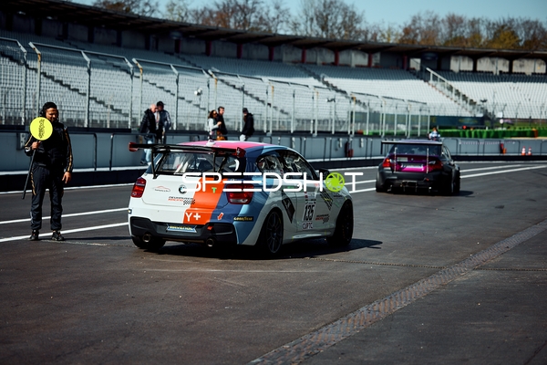 Christian Schick fährt in der Boxengasse