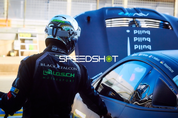 Rennfahrzeug in der Boxengasse