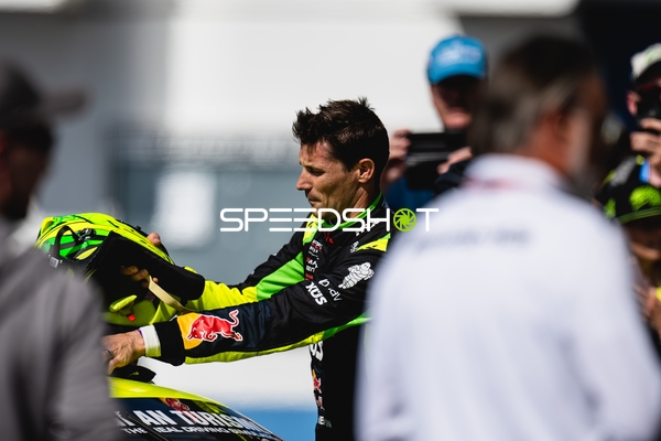 Rennfahrer in der Boxengasse