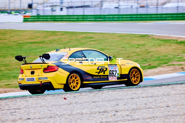 Rennwagen mit Startnummer 662 auf der Strecke