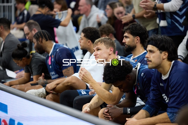 Spieler A, B, C und D auf der Bank