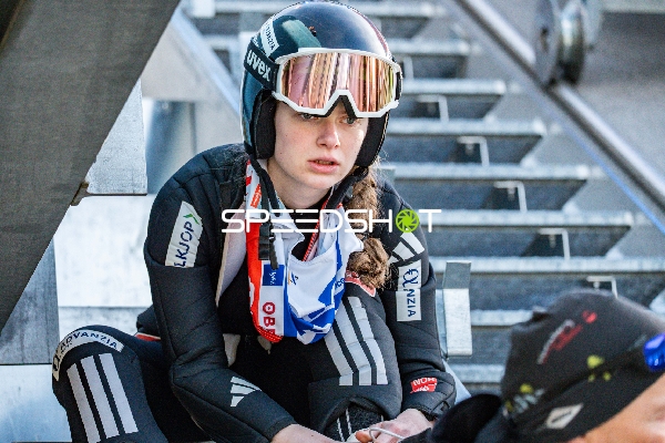 Athletin bei Two-Nights Tour Skispringen Damen