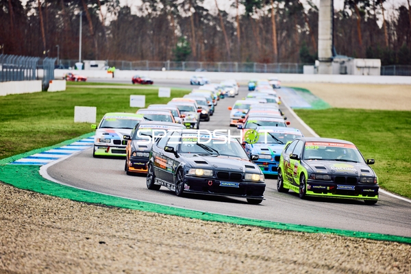 Rennwagen auf dem Hockenheimring bei den DMV Goodyear Racing Days