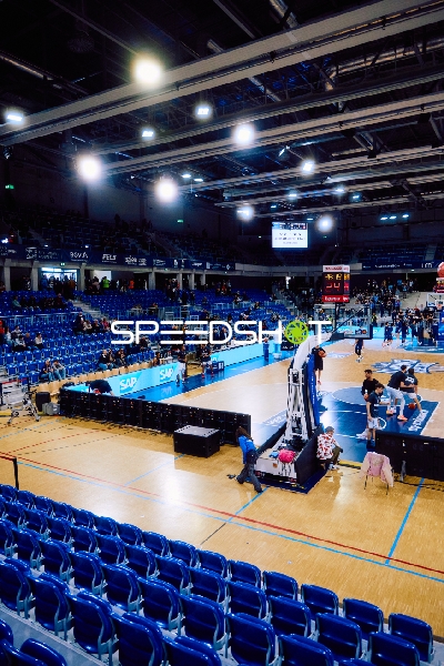 Hallenaufbau oder Aufwärmen