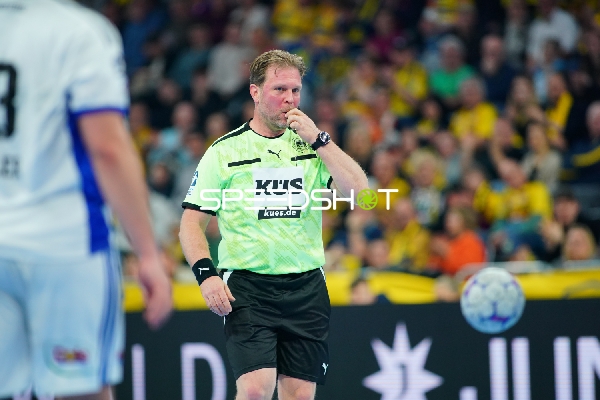 Schiedsrichter pfeift