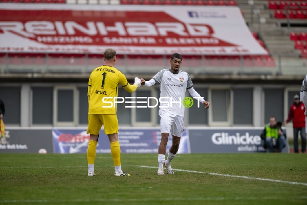 Spieler begrüßen sich