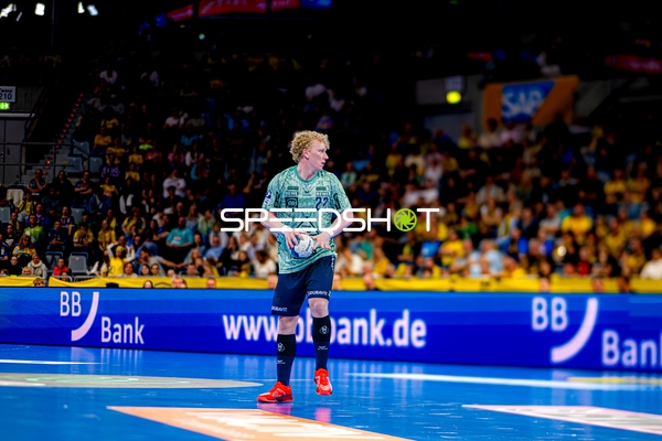 Spieler prellt den Ball