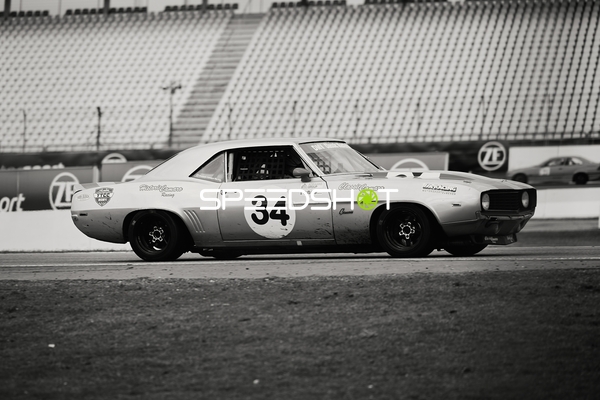 Klassisches Rennwagen-Design auf der Strecke