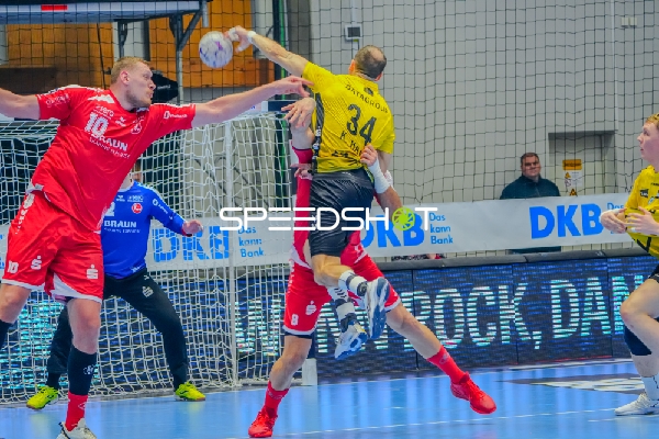 Dainis Krištopāns (10; MT Melsungen) und Kai Häfner (34; TVB 1898 Stuttgart) in Aktion