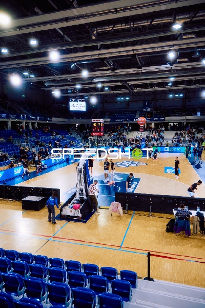 Aufwärmen der Spieler auf dem Spielfeld