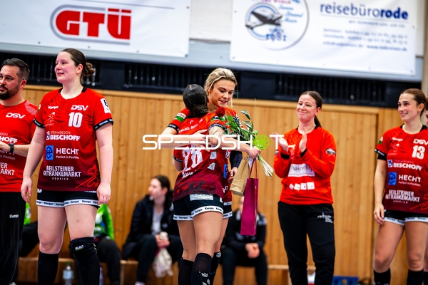 Aylin Bornhardt (13, SG Schozach-Bottwartal) umarmt Mitspielerin