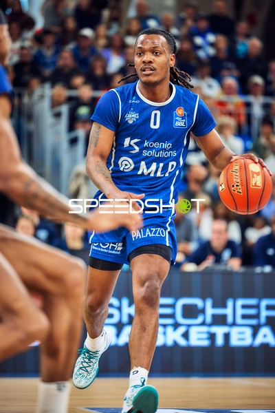 Dribbling von DJ Horne (0, MLP Academics Heidelberg)