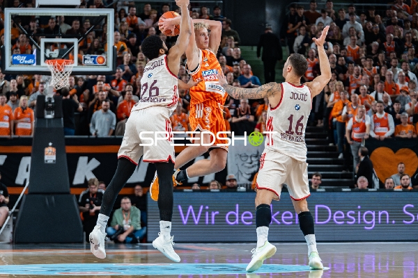 Wurfversuch von Teo Milicic (44; Ratiopharm Ulm) gegen Verteidigung