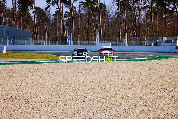 Zwei Rennwagen in Kurvenfahrt