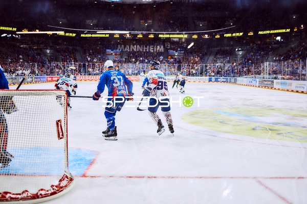 Puckkampf auf dem Eis