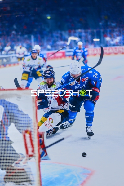 Intensiver Kampf um den Puck