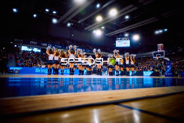 Cheerleading-Performance auf dem Basketballfeld