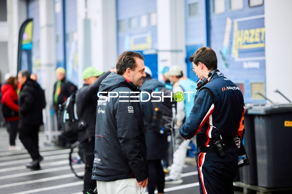 Teammitglieder an Boxengasse