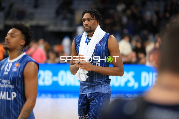 Szene mit Osun Osunniyi (12; MLP Academics Heidelberg) und Eric Reed Jr. (43; MLP Academics Heidelberg)