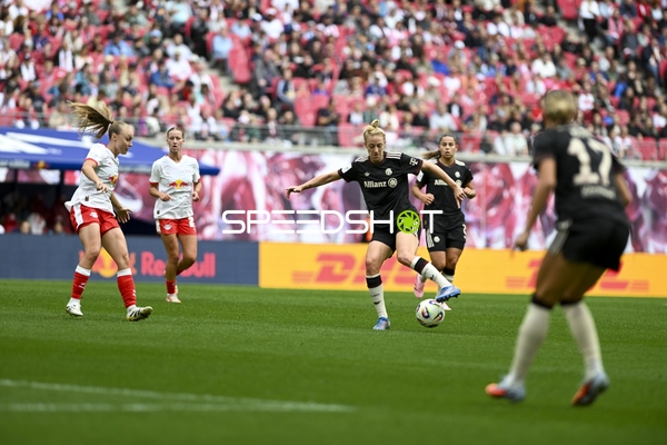 Zweikampf zwischen Marlene Müller (27; RB Leipzig Frauen) und Carolin Simon (30; FC Bayern Frauen 1)