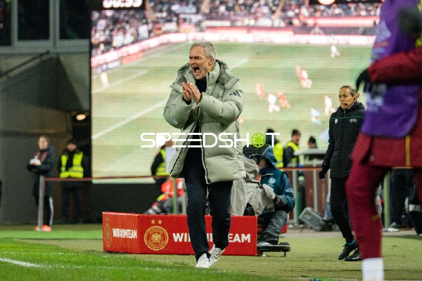 Trainer Christian Wück an Seitenlinie