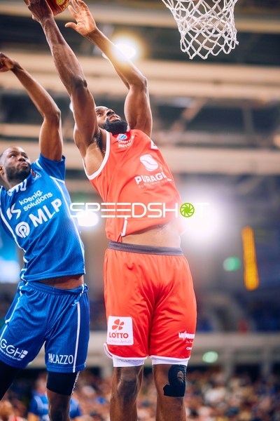 Dunk-Versuch in der Basketball-Partie