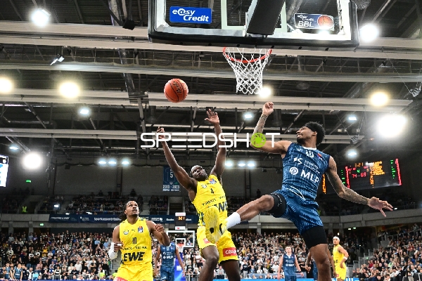 James Woodard (10; EWE Baskets Oldenburg) am Korb