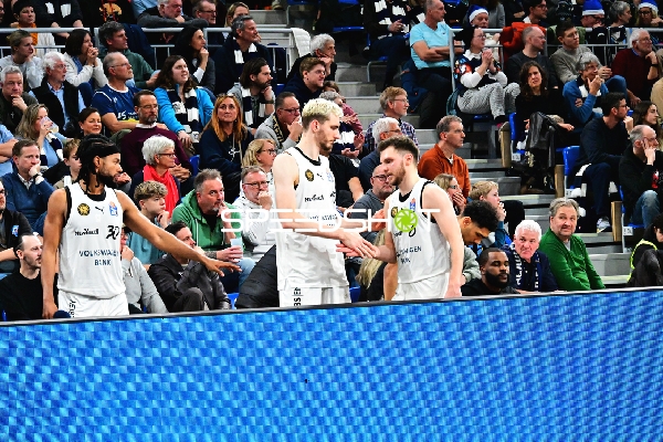 Szene mit Philipp Hartwich (15; Basketball Löwen Braunschweig) und Teamkollegen