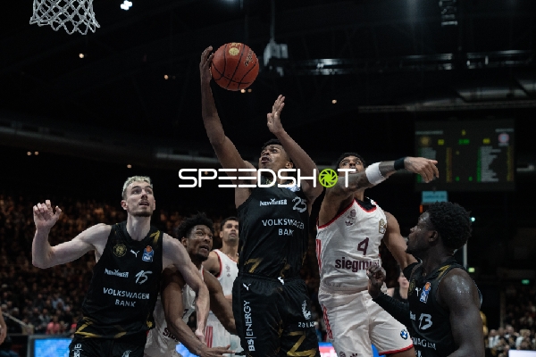 Spielaktion mit Grant Sherfield (25, Basketball Löwen Braunschweig) und Xavier Rathan-Mayes (4; FC Bayern Basketball)