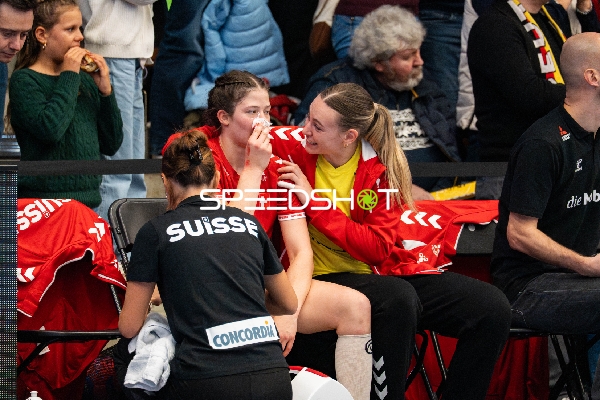 Era Baumann (13; Schweiz) und Lea Schüpbach (1; Schweiz) im Gespräch