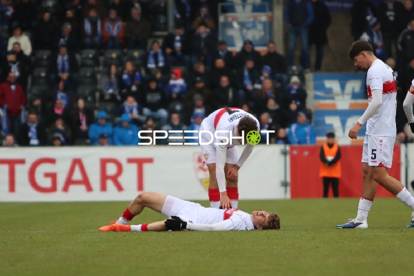 Spieler am Boden mit Hilfe