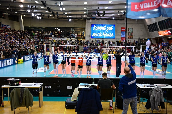 Spielszene mit Pia Kästner (10; Allianz MTV Stuttgart) und Team