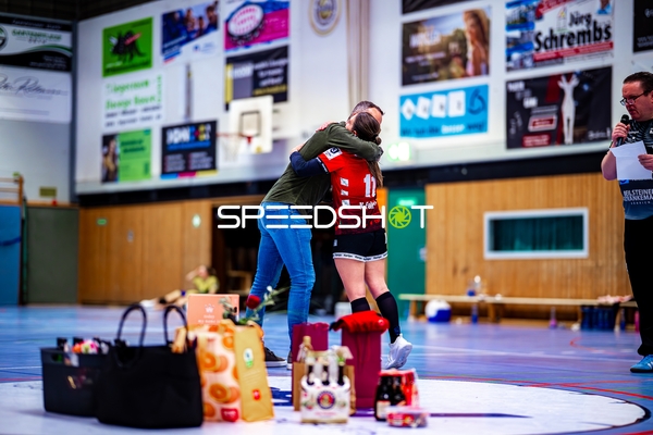 11, SG Schozach-Bottwartal umarmt Person