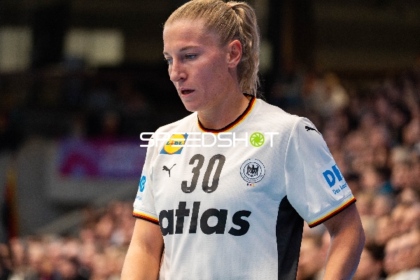 Jenny Behrend (30; Deutschland) fokussiert