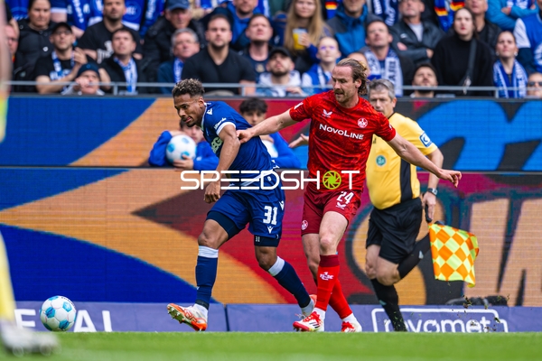 Zweikampf Bambasé Conté (31, Karlsruher SC), Jannis Heuer (24, 1. FC Kaiserslautern)