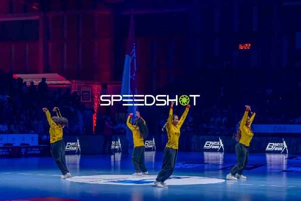 Tanzgruppe auf dem Feld