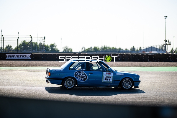 Klassischer Rennwagen auf der Rennstrecke