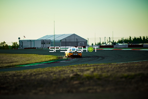 Rennfahrzeug auf der Rennstrecke