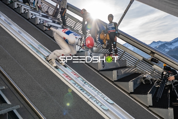 Skispringerin startet Sprung