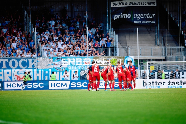 Spielergruppe FC Hansa Rostock am Ball