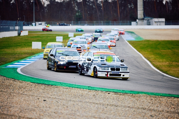 Rennwagen in voller Fahrt beim Hockenheimring