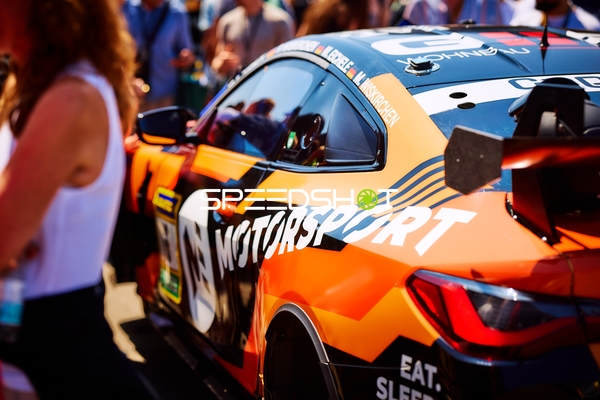 Rennfahrzeug in der Boxengasse