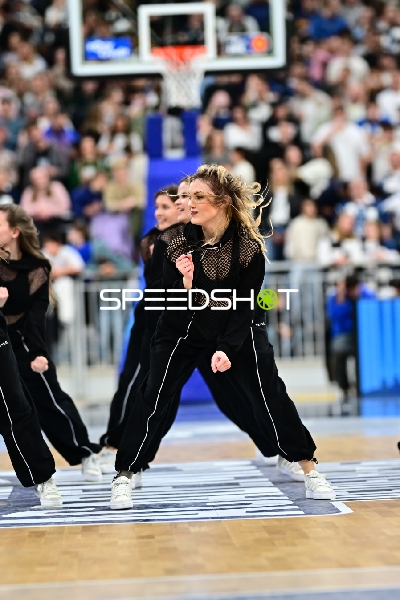 Basketball-Szene mit Tänzerinnen