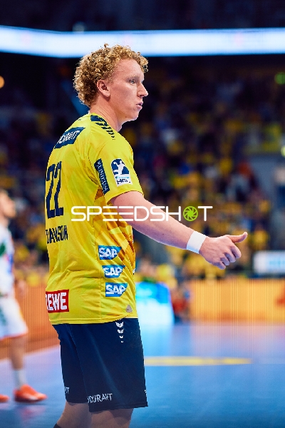 Ein Spieler der Rhein Neckar Löwen bereitet sich auf das Spiel vor.