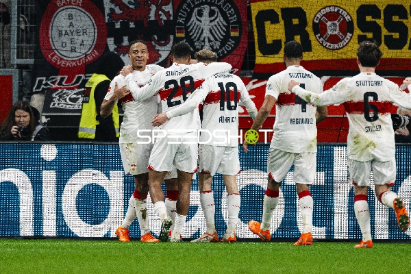 Spieler feiern gemeinsam