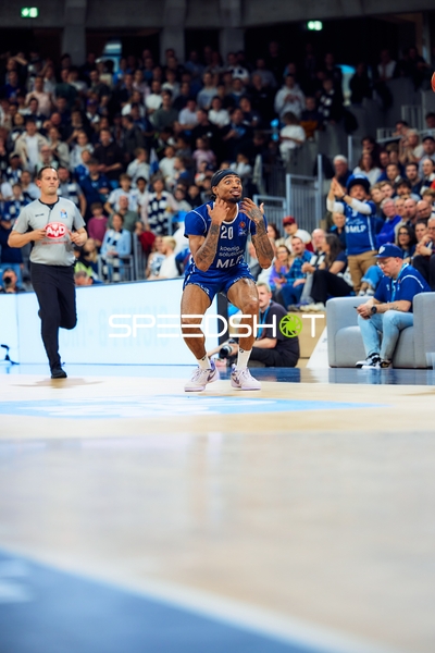 Michael Weathers (20, MLP Academics Heidelberg) wirft