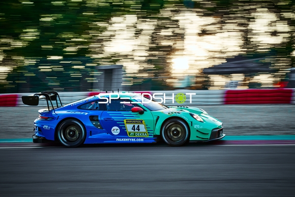 Rennfahrzeug auf der Rennstrecke