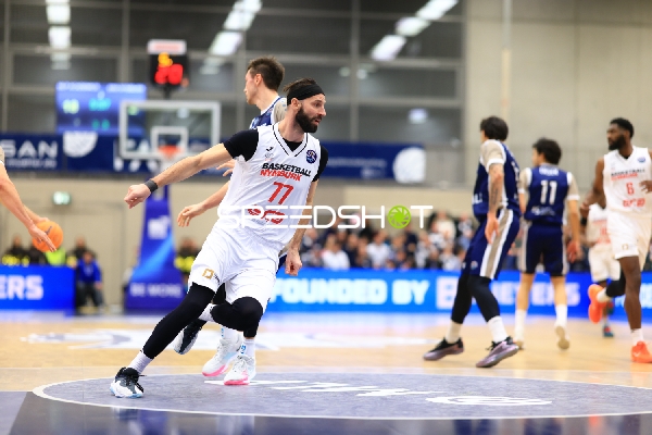 Vojtech Hruban (77; Basketball Nymburg) in Aktion