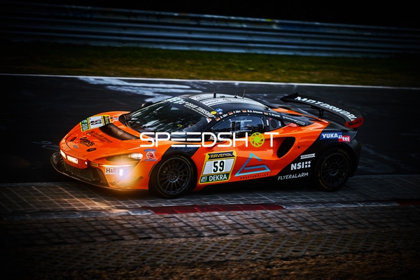 Rennfahrzeug auf der Rennstrecke