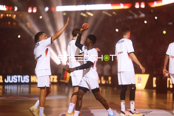 Nelson Weidemann (11; Deutschland) mit Ball auf dem Court